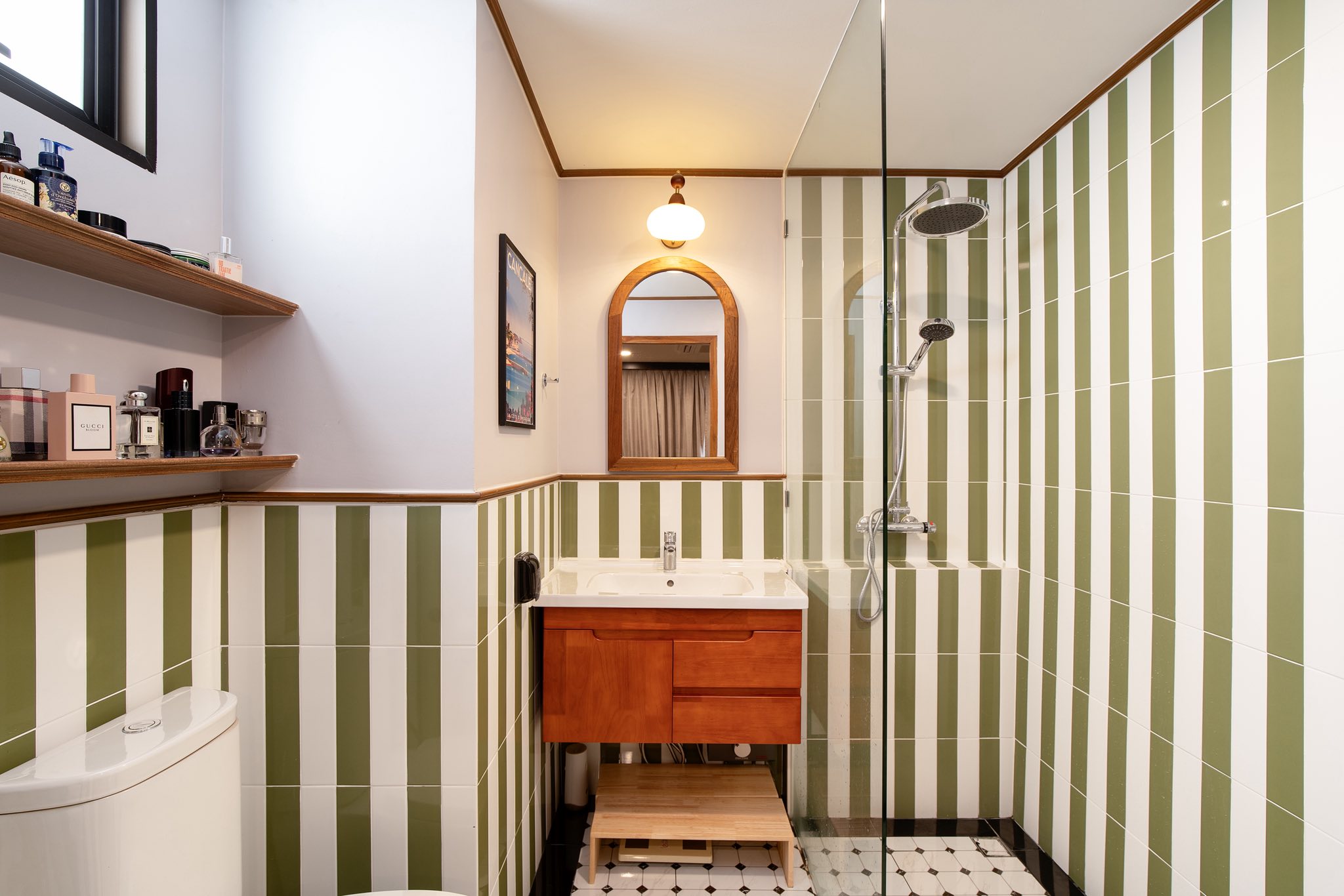 คอนโด ให้เช่าในWatthana, Bangkok - ห้องน้ำกระเบื้องลายทางเขียว‑ขาว ฝักบัวแบบวอล์กอินและเคาน์เตอร์ไม้