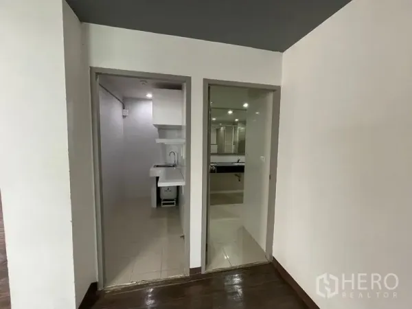 办公空间 出租在Ratchathewi, Bangkok - 办公室内的小茶水间与洗手间入口，带水槽和瓷砖地面。