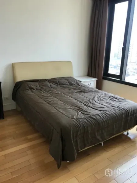 公寓 出租或出售在Khlong Toei, Bangkok - 卧室设大床、木地板与大窗户，可眺望城市景观。