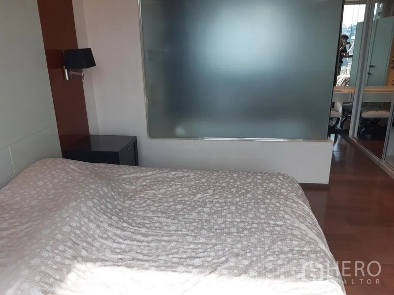 คอนโด ให้เช่าในKhlong Toei, Bangkok - ห้องนอนเตียงใหญ่ พร้อมฉากกระจกฝ้ากั้นพื้นที่