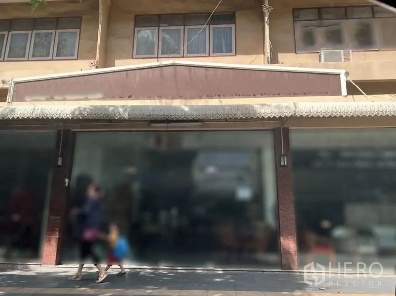 พื้นที่ขายปลีก ให้เช่าในWatthana, Bangkok - หน้าร้านค้าตรงกลาง มีพื้นที่ติดป้ายขนาดใหญ่ กระจกโชว์สินค้า และทางเท้าร่มเงา