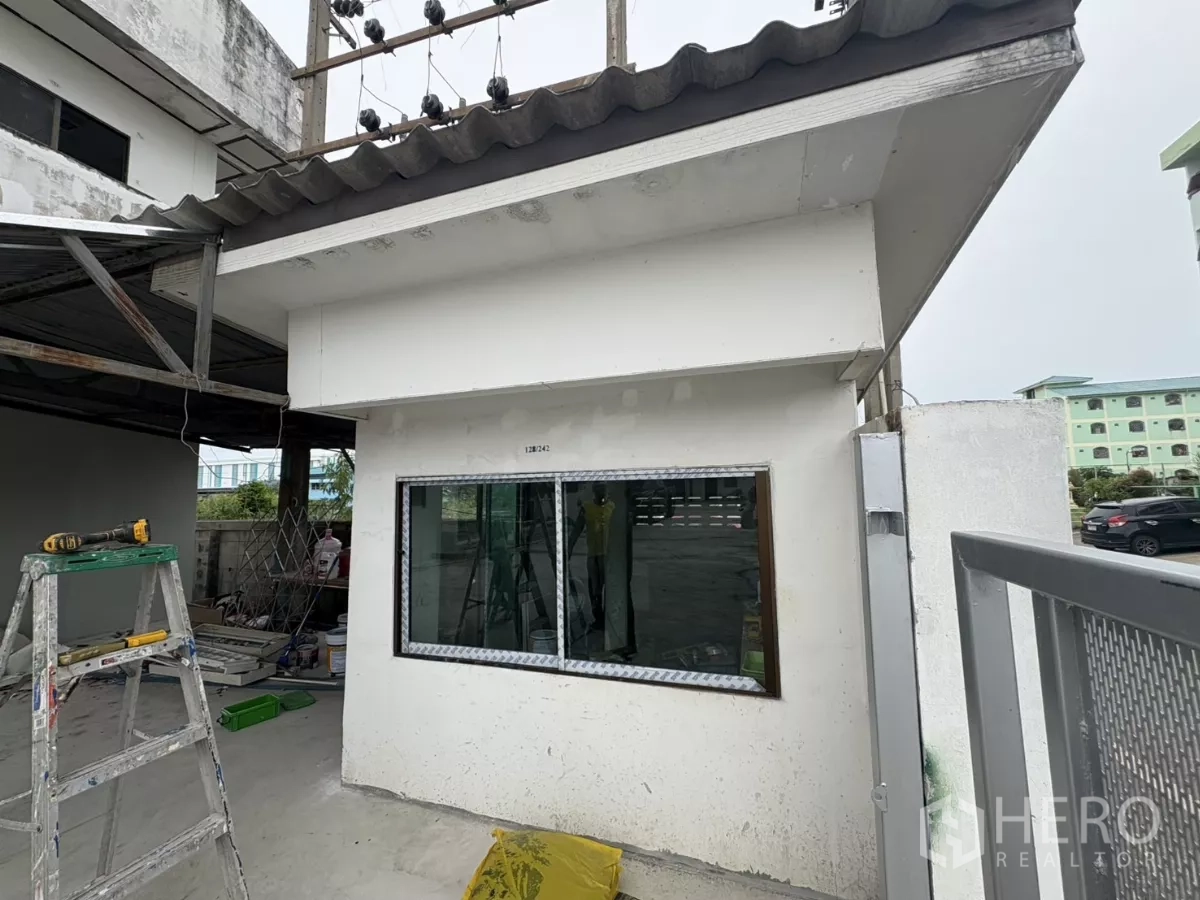 โรงงาน ให้เช่าในKhlong Toei, Bangkok - ป้อมยามหน้าโครงการอยู่ระหว่างปรับปรุง