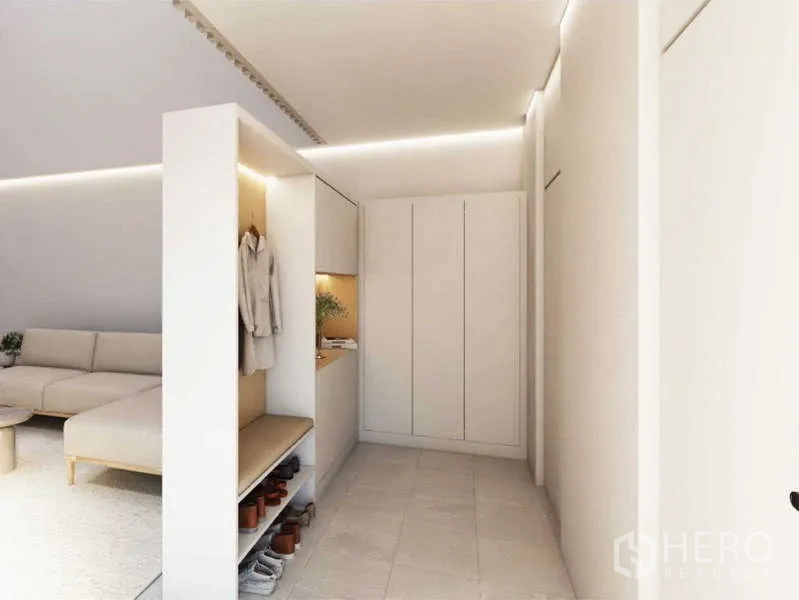 Home Office for rent in Bang Phli, Samut Prakan - Entry foyer with built-in bench, shoe storage and minimalist cabinetry next to the living room.