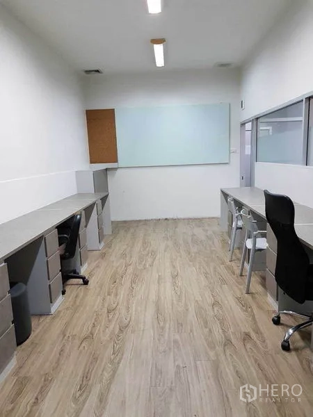 สำนักงาน ให้เช่าในKhlong Toei, Bangkok - ห้องประชุม/ออฟฟิศขนาดกะทัดรัด พร้อมโต๊ะบิวท์อิน ไวท์บอร์ด และช่องกระจก