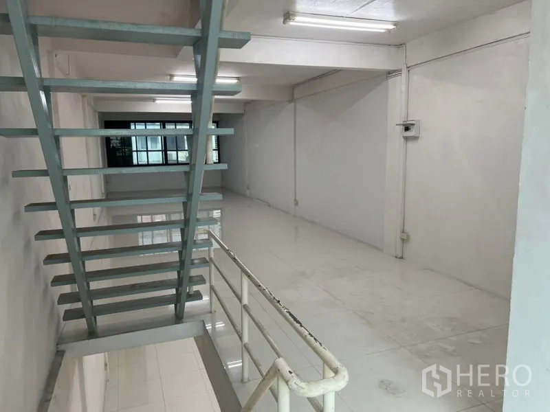 อาคารพาณิชย์ ให้เช่าในBang Rak, Bangkok - มุมมองจากชานพักบันไดไปยังชั้นบนแบบเปิดโล่ง มีหน้าต่างท้ายห้อง