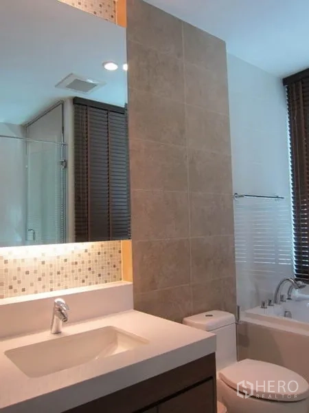 คอนโด ให้เช่าในKhlong Toei, Bangkok - โซนเคาน์เตอร์ล้างหน้า กระจกมีแสงไฟ มองเห็นอ่างอาบน้ำ