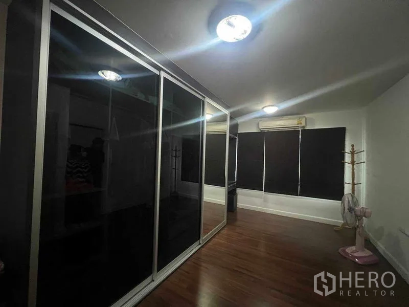 ทาวน์เฮาส์ ให้เช่าในBueng Kum, Bangkok - ห้องเอนกประสงค์ พื้นไม้ ตู้เสื้อผ้าบานยาว และม่านกันแสง