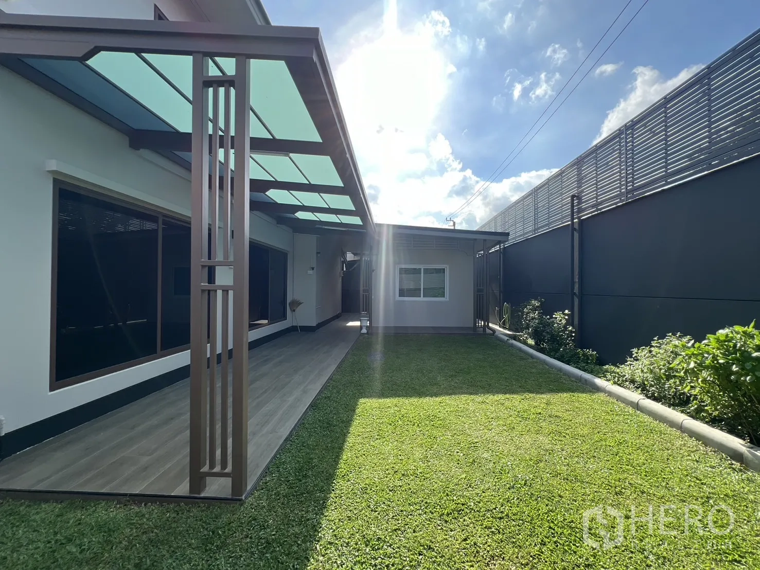 Detached House for rent or sale in Bang Kapi, Bangkok - Green backyard with covered deck and canopy