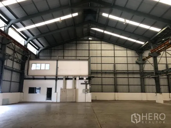 工厂 出租在Khlong Luang, Pathum Thani - 仓库墙面一侧带夹层办公室与电控柜。