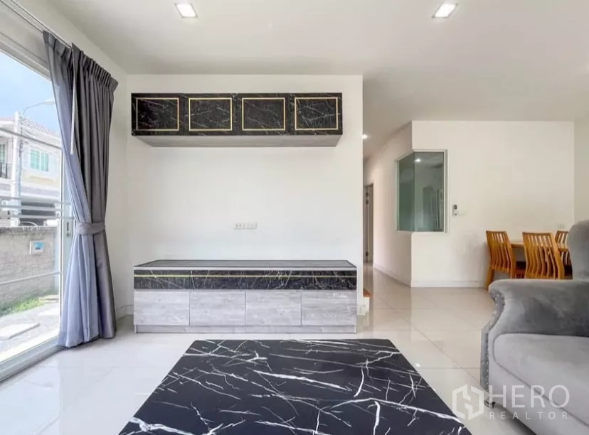 独立式住宅 出租在Chom Thong, Bangkok - 电视墙与餐区，通透的一层开放式布局。