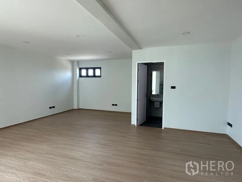 货栈 出售在Lam Luk Ka, Pathum Thani - 楼上办公室，带独立卫浴门