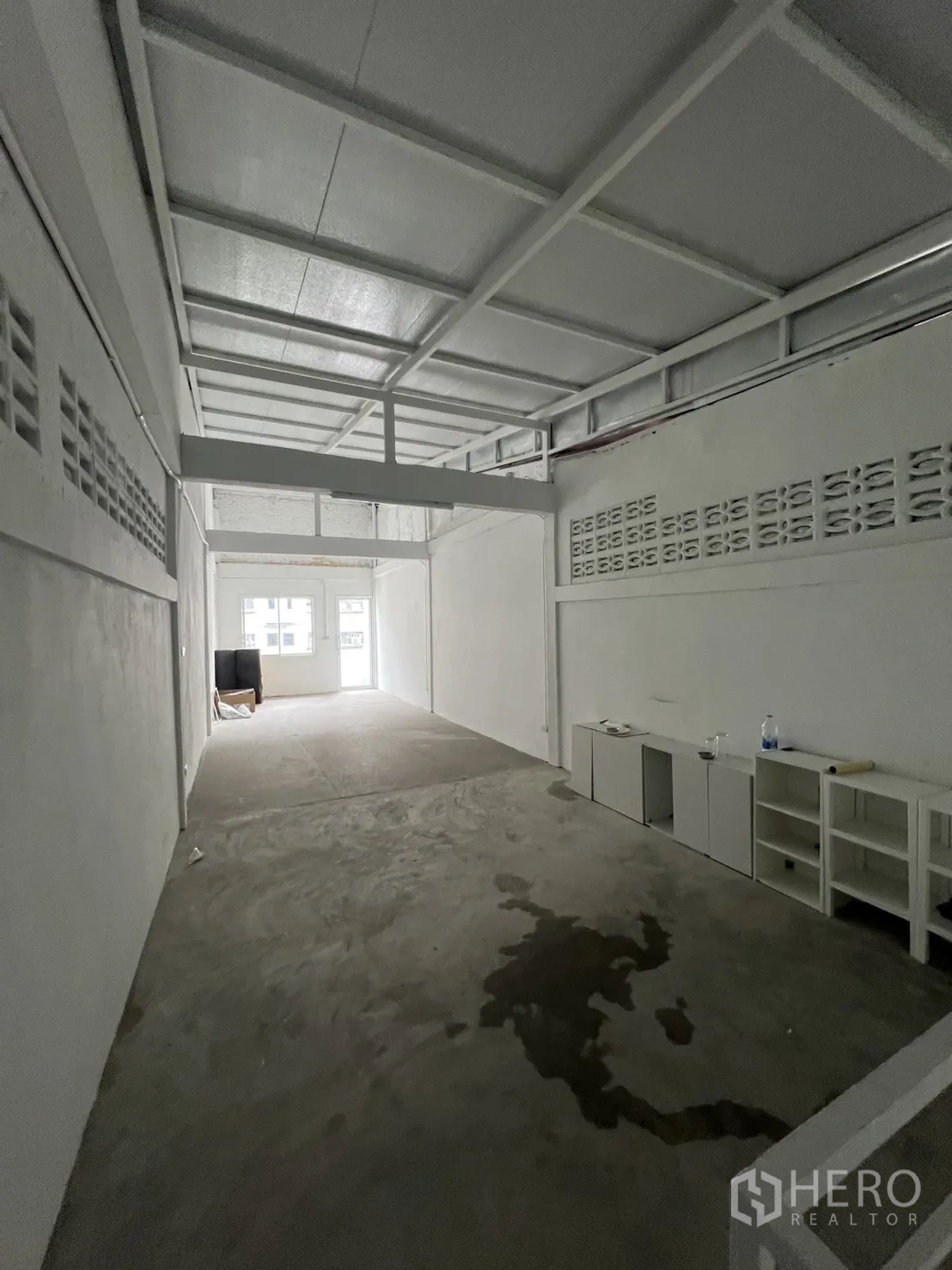 อาคารพาณิชย์ ให้เช่าหรือขายในKhlong Toei, Bangkok - ชั้นบนกว้าง เพดานสูงและมีหน้าต่างด้านหลัง