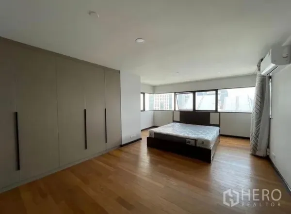 公寓 出租 - 主卧配大衣柜，木地板，三面采光窗