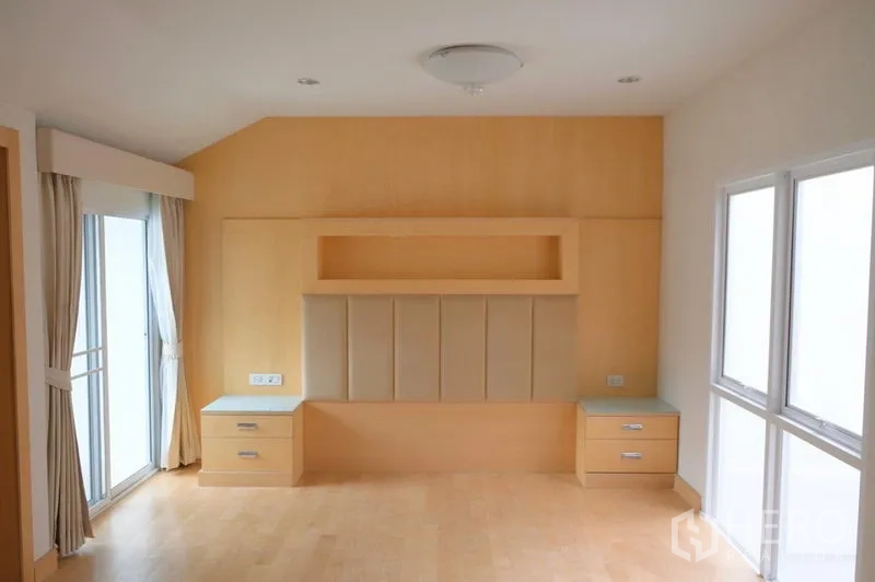 ทาวน์เฮาส์ ให้เช่าในKhlong Toei, Bangkok - ห้องนอนมีผนังหัวเตียงบิวท์อิน ลิ้นชักข้างเตียง และประตูบานเลื่อนออกระเบียง