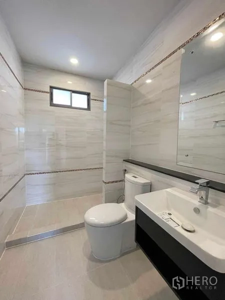 บ้าน ขายในNuea Khlong, Krabi - ห้องน้ำสมัยใหม่พร้อมโซนอาบน้ำแบบวอล์กอิน กระเบื้องสีขาว และอ่างล้างหน้า
