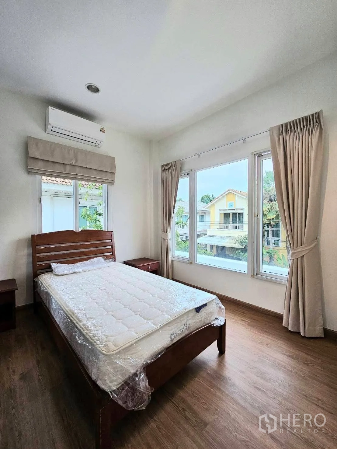 独栋房屋 for rent in Bang Phli, Samut Prakan - 卧室配双人床、大转角窗与空调。