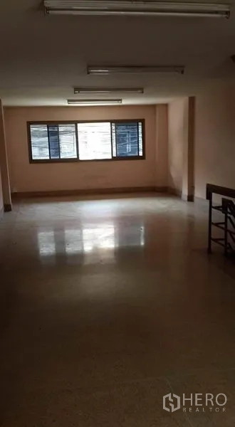 店屋 出租在Bang Khen, Bangkok - 楼上长条形开放空间，水磨石地面、窗户与长条灯。