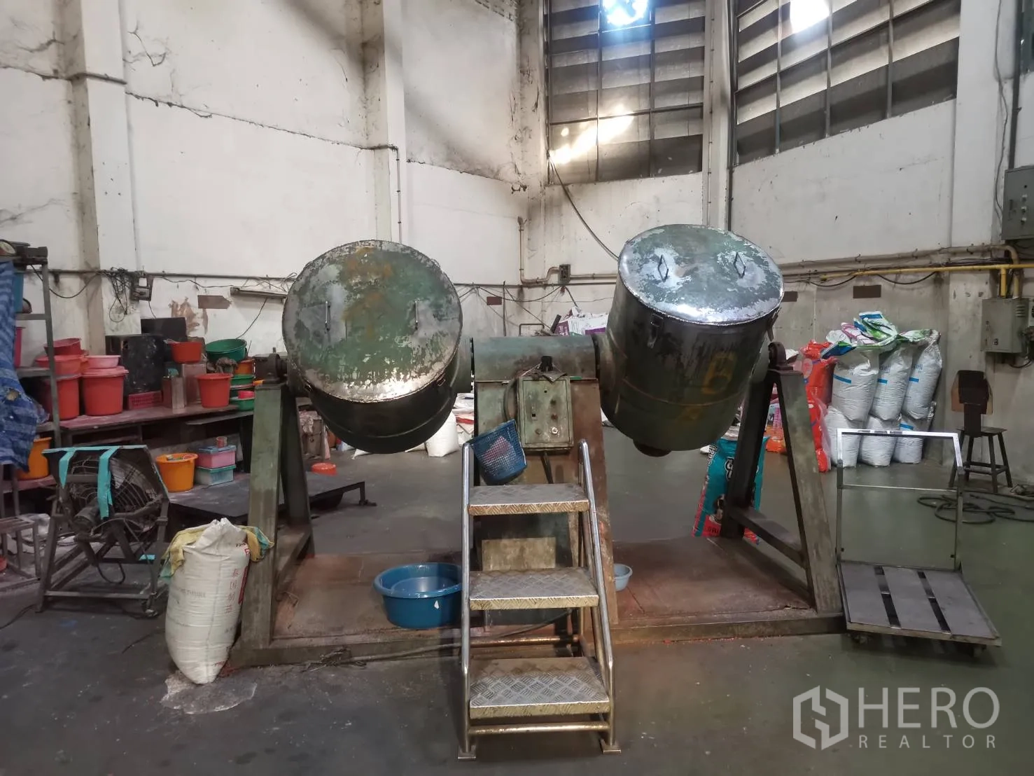 工厂 出租或出售在Bang Khun Thian, Bangkok - 工业混料滚桶设备，带钢制台阶。