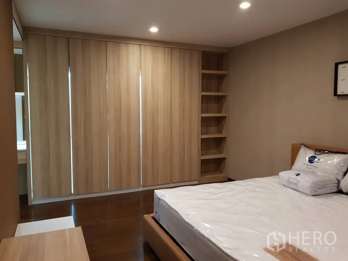 คอนโด ให้เช่าหรือขายในPathum Wan, Bangkok - ห้องนอนกว้างพื้นไม้ พร้อมตู้เสื้อผ้าบิวท์อินบานเลื่อนและชั้นเก็บของ