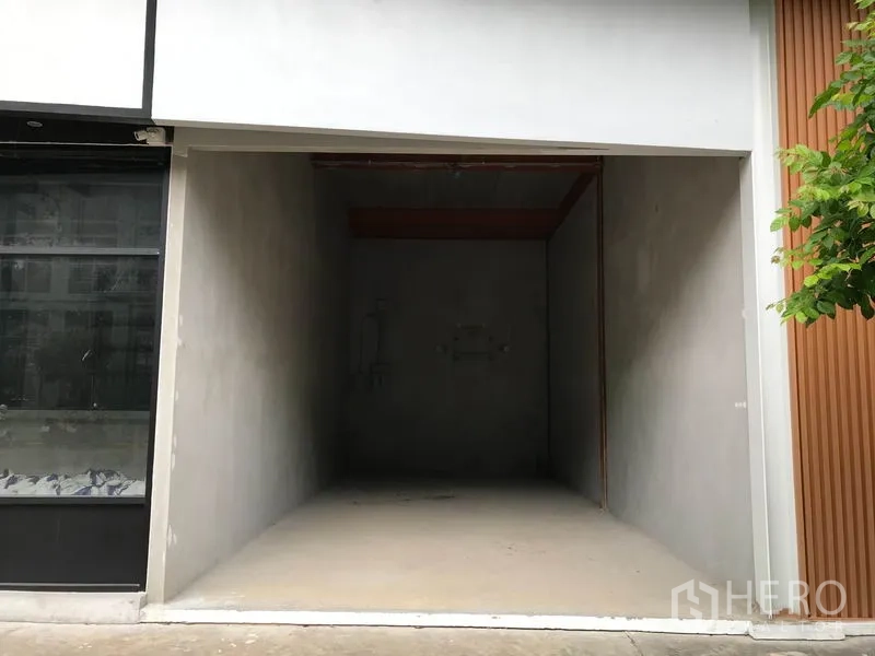 零售空间 出租在Bang Na, Bangkok - 店内后勤/储物小间，未装修混凝土墙体。