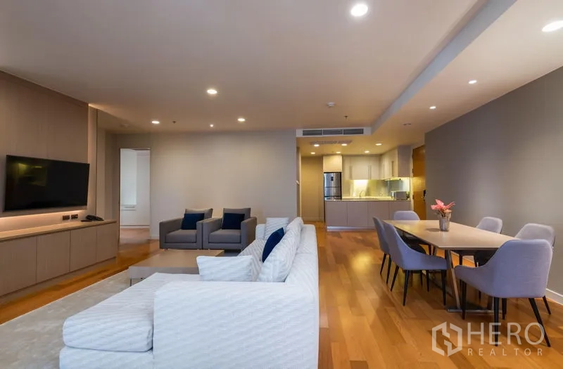 คอนโด ให้เช่าในBang Kho Laem, Bangkok - โซนรับแขก ทานข้าว และครัวแบบโอเพ่นแพลน พื้นไม้และไฟฝังเพดาน