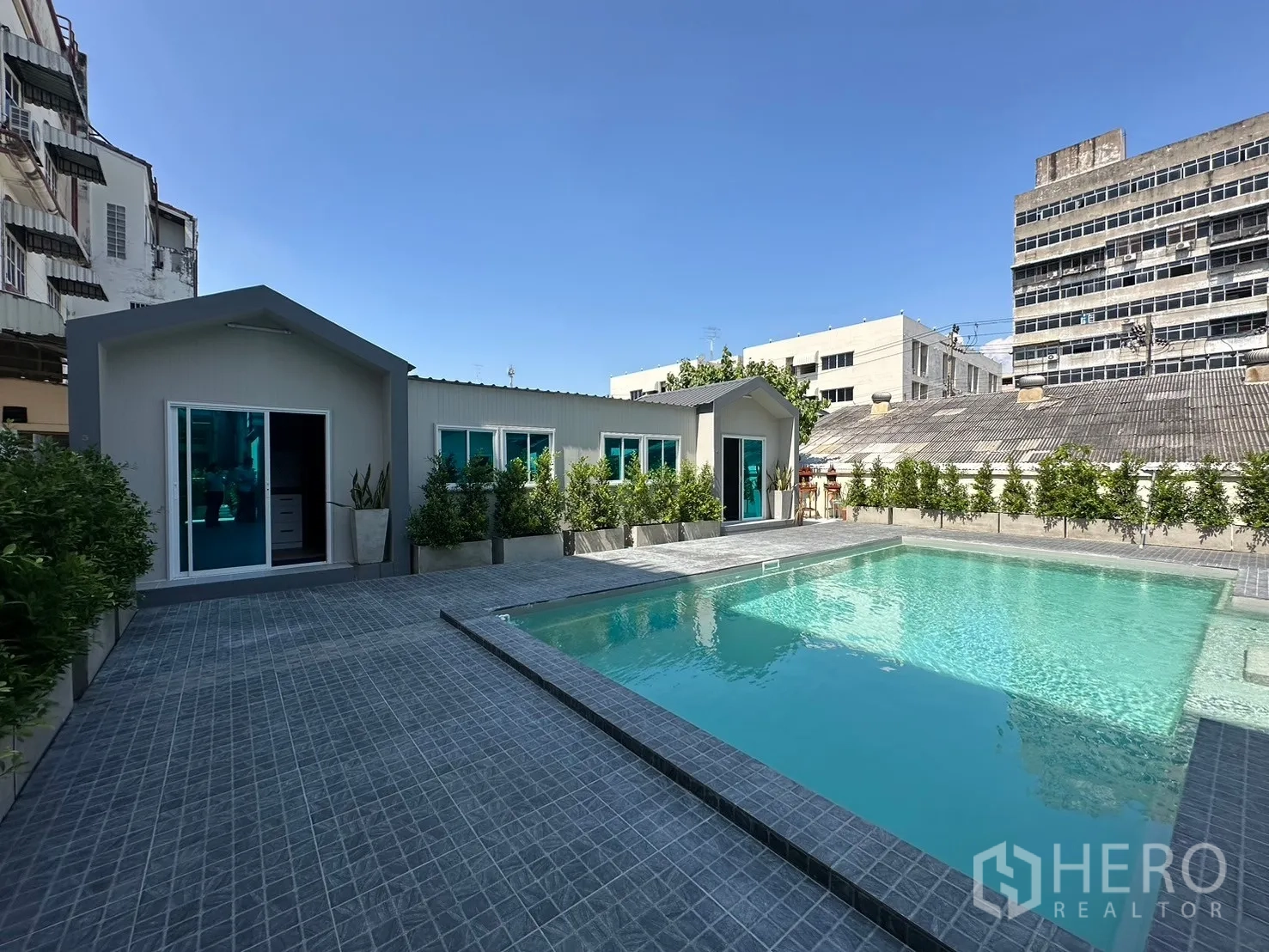 สำนักงานที่บ้าน ให้เช่าในSuan Luang, Bangkok - วิวสระว่ายน้ำและอาคารพาวิลเลียนยาว พร้อมแนวต้นไม้