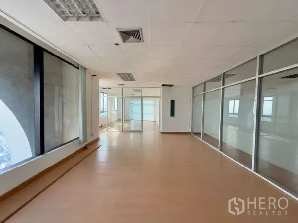 办公空间 出租在Chatuchak, Bangkok - 走廊式工作区，整面窗与内部玻璃隔断，通向会议室。