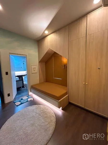 Detached House for rent in Bang Kapi, Bangkok - Children’s bedroom with built-in wardrobe and alcove daybed with soft lighting.