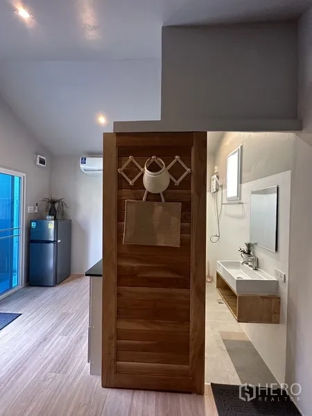 带办公室的家 出租在Suan Luang, Bangkok - 小公寓视角，带简易厨房、冰箱与卫生间入口。