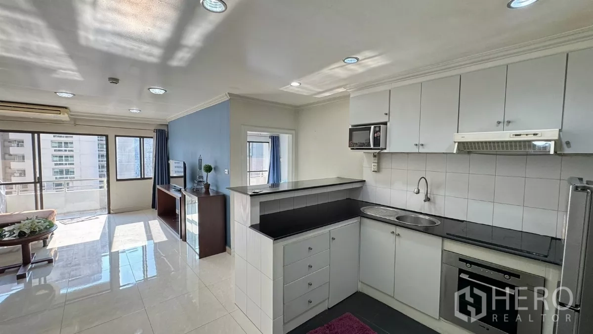 คอนโด ให้เช่าในKhlong Toei, Bangkok - ครัวรูปตัวยู ตู้สีขาว เคาน์เตอร์หินสีดำ