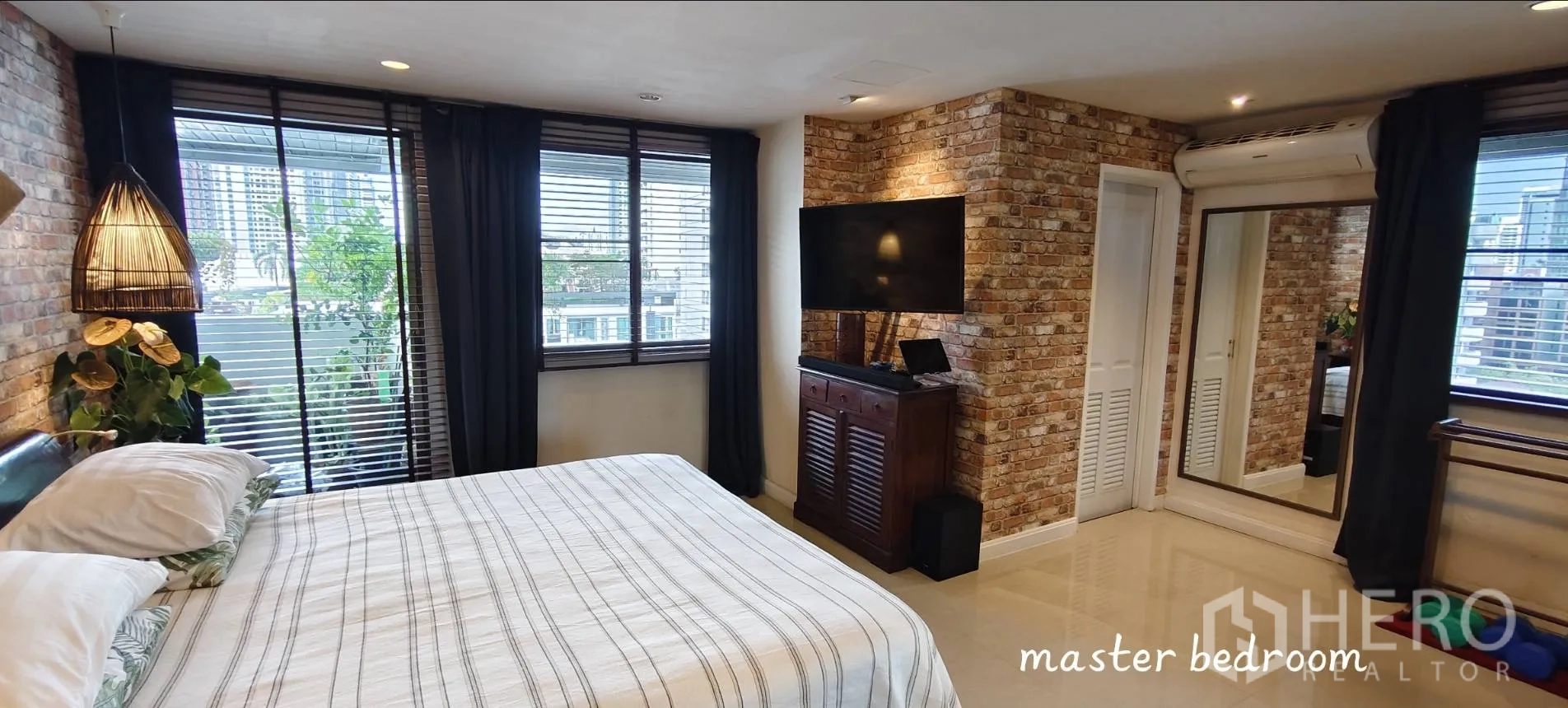 คอนโด for rent in Watthana, Bangkok - ห้องนอนมาสเตอร์ผนังอิฐ หน้าต่างบานใหญ่ และทีวีติดผนัง