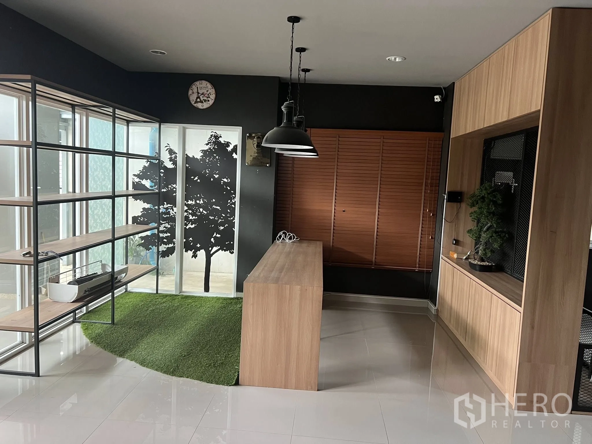 Detached House for rent or sale in Don Mueang, Bangkok - Lobby-style area with wood cabinetry, metal shelves and indoor turf.