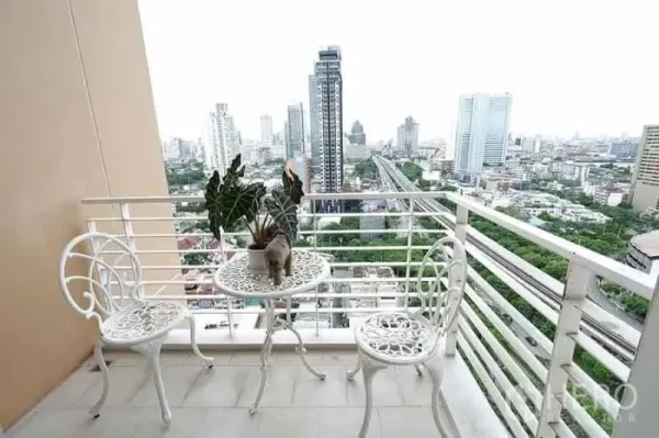 คอนโด ให้เช่าในKhlong San, Bangkok - ระเบียงชั้นสูงพร้อมชุดโต๊ะสนามสีขาวและวิวสกายไลน์กรุงเทพฯ