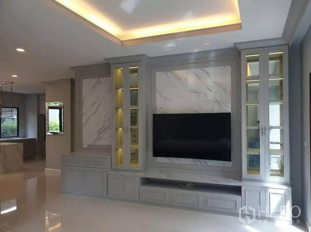 บ้าน ให้เช่าหรือขายในPrawet, Bangkok - ห้องนั่งเล่นสว่าง ผนังทีวีลายหินอ่อนพร้อมตู้บิลท์อินกระจก