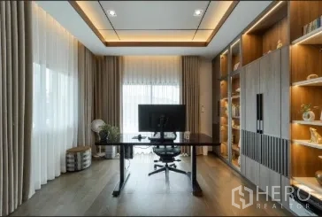 บ้าน ขายในLam Luk Ka, Pathum Thani - ห้องทำงานพร้อมชั้นบิวท์อินและโต๊ะทำงานขนาดใหญ่ รับแสงธรรมชาติ