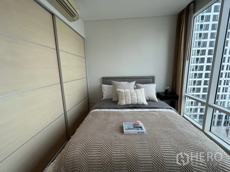 คอนโด ให้เช่าในWatthana, Bangkok - ห้องนอนรอง ตู้เสื้อผ้าบิวท์อิน เตียงข้างหน้าต่างบานใหญ่