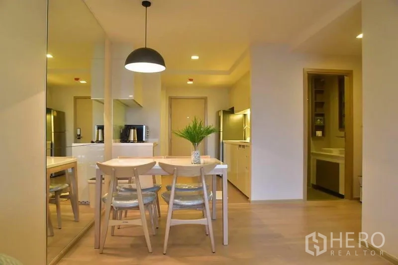 คอนโด ให้เช่าในWatthana, Bangkok - มุมทานอาหารสำหรับสี่ที่นั่ง โคมไฟแขวน ติดกับครัวแบบเปิดและผนังกระจก