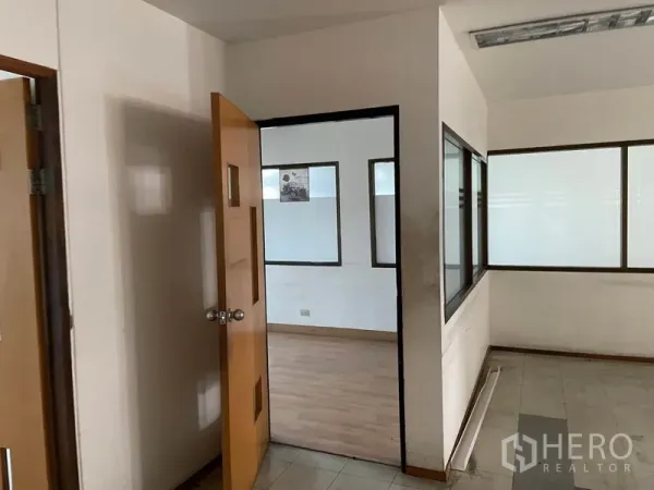 货栈 出租在Prawet, Bangkok - 办公走廊，木门与内窗，混合地面材质。