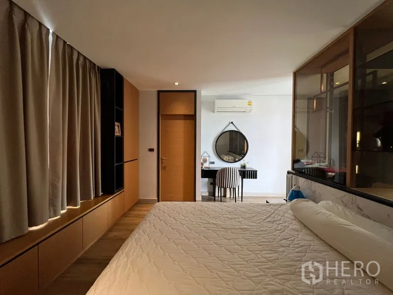 联排别墅 出租在Saphan Sung, Bangkok - 卧室内书桌、壁挂空调与大床。