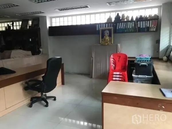 โรงงาน ขายในKhlong Luang, Pathum Thani - ห้องสำนักงานปูกระเบื้องพร้อมโต๊ะบิลท์อิน ชั้นวาง และไฟฟลูออเรสเซนต์