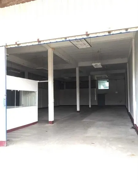 คลังสินค้า ให้เช่าในBueng Kum, Bangkok - ทางเข้าโกดังกว้าง พร้อมยูนิตออฟฟิศภายใน พื้นคอนกรีตเรียบ