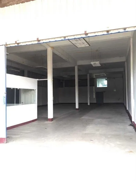 คลังสินค้า ให้เช่าในBueng Kum, Bangkok - ทางเข้าโกดังกว้าง พร้อมยูนิตออฟฟิศภายใน พื้นคอนกรีตเรียบ