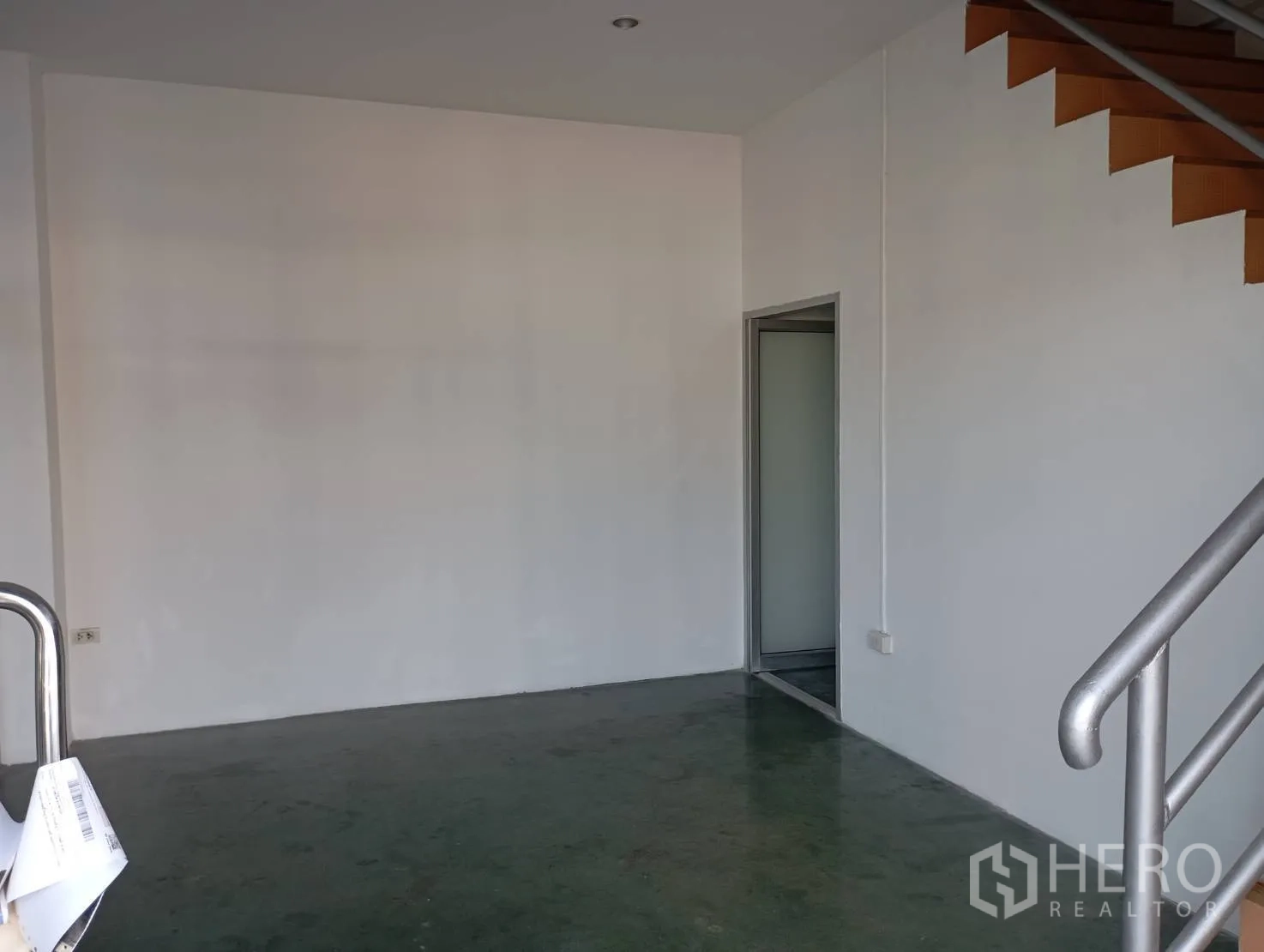 Warehouse for rent in Bang Phli, Samut Prakan - Ground floor room beside a doorway and the base of an internal staircase.