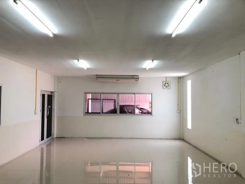 货栈 出租在Pathum Thani - 带空调的办公室，瓷砖地面与日光灯照明。