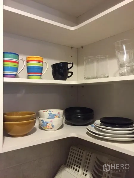 คอนโด ให้เช่าในPhaya Thai, Bangkok - ตู้แขวนมุมเปิด โชว์ถ้วยแก้ว ชาม จาน และแก้วน้ำจัดวางอย่างเป็นระเบียบ
