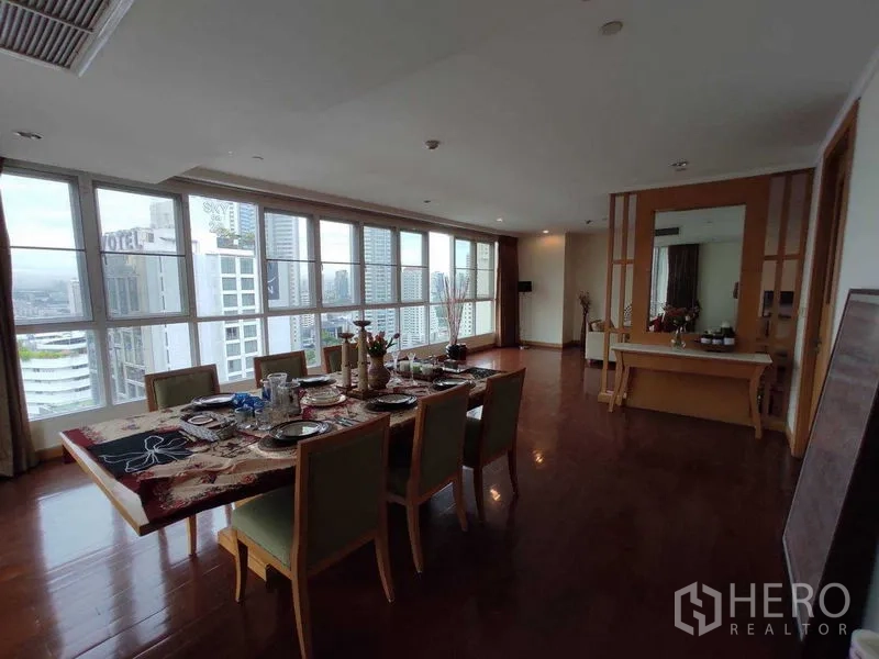 公寓 出租在Khlong Toei, Bangkok - 狭长餐厅，整面落地窗欣赏曼谷天际线。