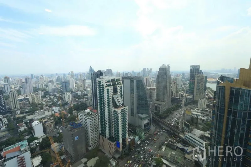 คอนโด ให้เช่าหรือขายในWatthana, Bangkok - ทิวทัศน์ย่านอโศก เต็มไปด้วยอาคารสูงและเส้นทางรถไฟฟ้า