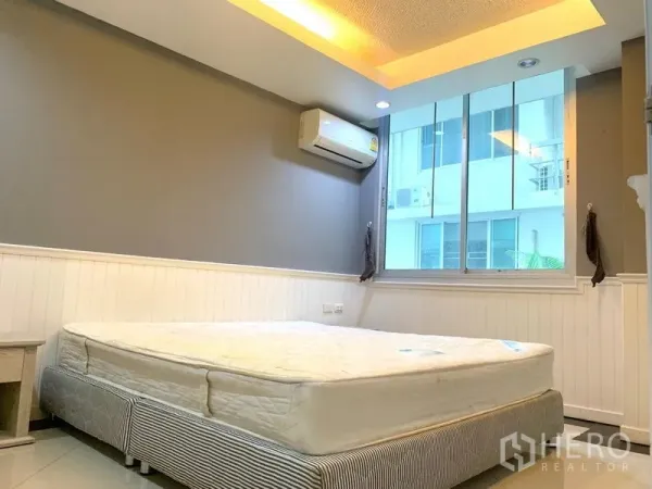 คอนโด ให้เช่าในKhlong Toei, Bangkok - ห้องนอนสว่างพร้อมหน้าต่างบานใหญ่ เครื่องปรับอากาศ และไฟหลุม ที่คอนโด Waterford สุขุมวิท 50 ใกล้ BTS อ่อนนุช