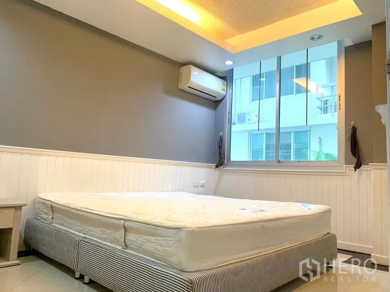 คอนโด ให้เช่าในKhlong Toei, Bangkok - ห้องนอนสว่างพร้อมหน้าต่างบานใหญ่ เครื่องปรับอากาศ และไฟหลุม ที่คอนโด Waterford สุขุมวิท 50 ใกล้ BTS อ่อนนุช