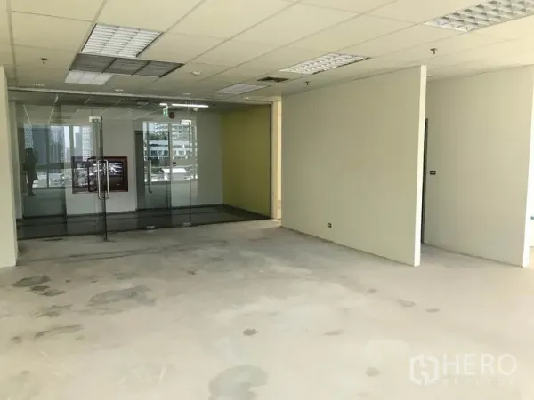 Office Space for rent in Khlong Toei, Bangkok - Open-plan office area facing glass double doors and partition walls.